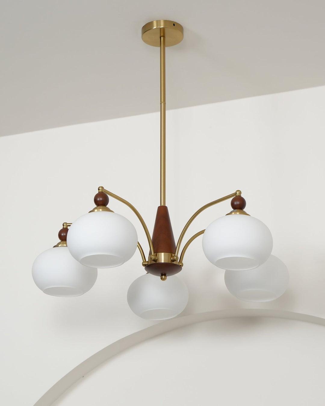 Luminaria de techo clásica con cristal opalino, estilo vintage para un ambiente sofisticado.