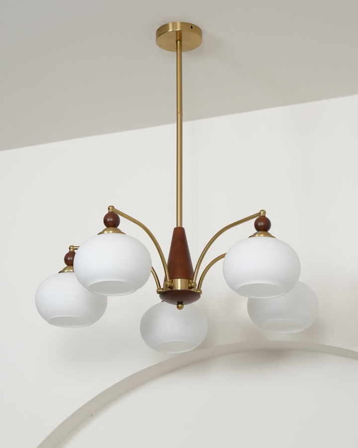 Luminaria de techo clásica con cristal opalino, estilo vintage para un ambiente sofisticado.