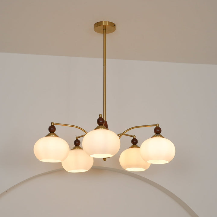 Lámpara de techo elegante, cristal opalino, ideal para decoración vintage y clásica.