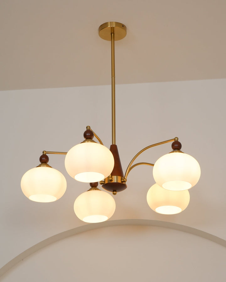 Iluminación de techo clásica, araña de cristal opalino, elegancia retro para cualquier sala.