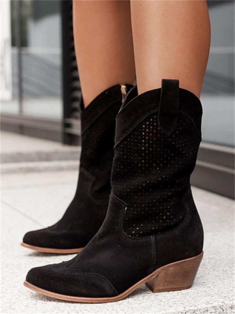Modelo usando botas de mujer ligeras, realzando estilo y confort. Perfectas para moda de otoño e invierno.