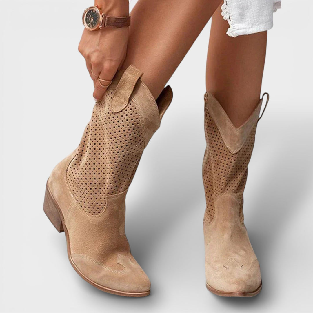 Botas cowboy negras de moda con cremallera lateral. Calzado versátil para mujer, estilo western auténtico.