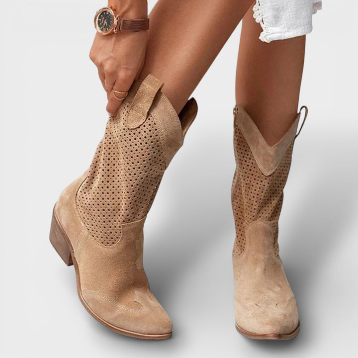 Botas cowboy negras de moda con cremallera lateral. Calzado versátil para mujer, estilo western auténtico.