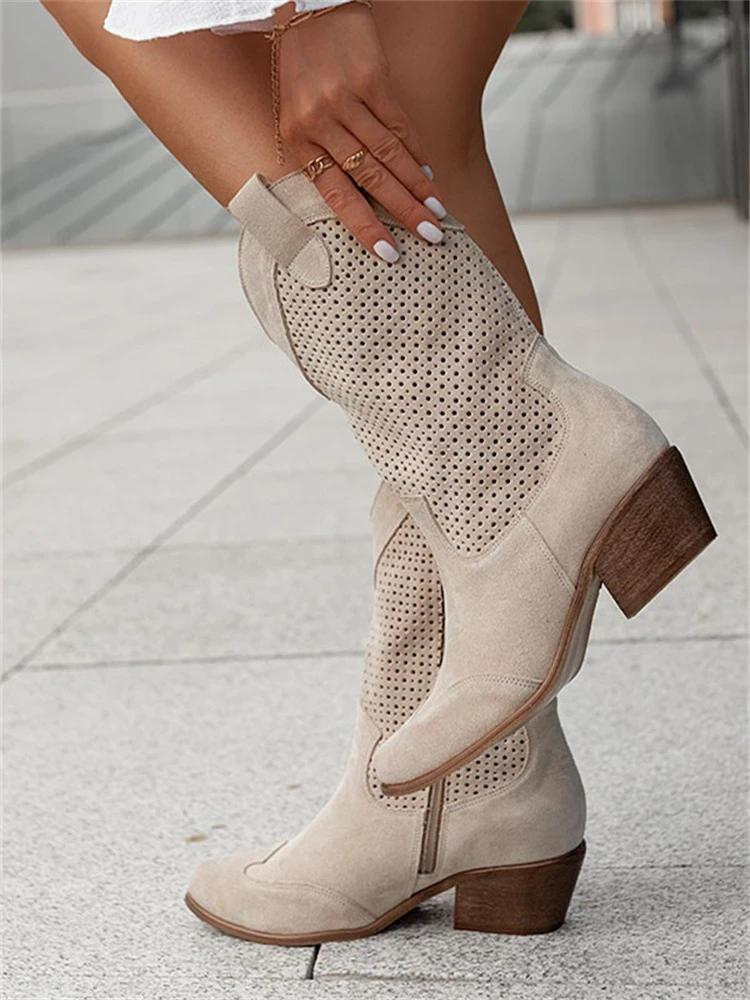 Detalle de bota ligera de mujer, destacando su material cómodo y diseño versátil. Calzado diario y chic.