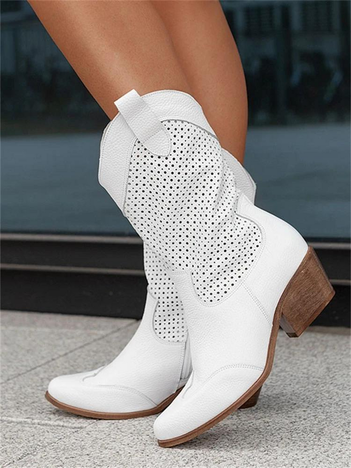 Botas de mujer combinadas con atuendo de otoño. Estilo versátil y ligereza para el confort del día a día.