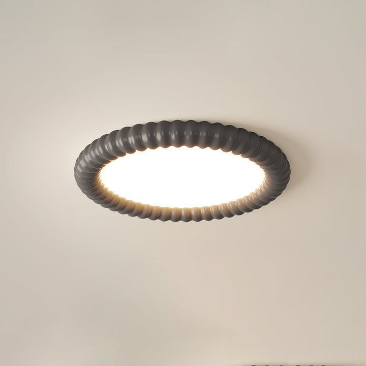 Lámpara de techo LED moderna con distintivo diseño de onda, ideal para decoración minimalista y luz tricolor.