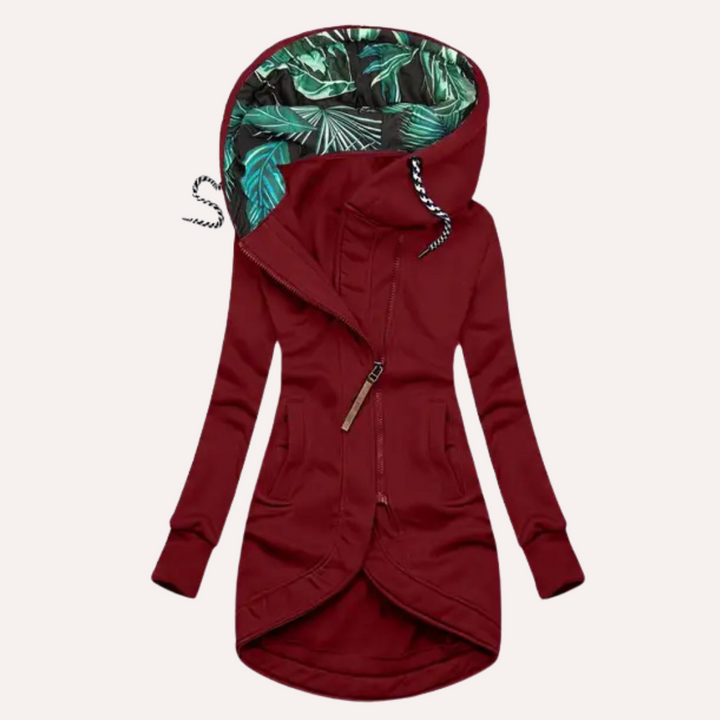 Mujer vistiendo chaqueta polar con capucha, cómoda y elegante, perfecta para el frío invierno.