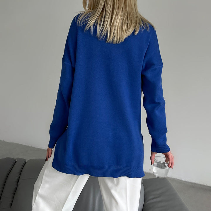 Suéter cuello alto para mujer, con abertura que añade un toque moderno y femenino.
