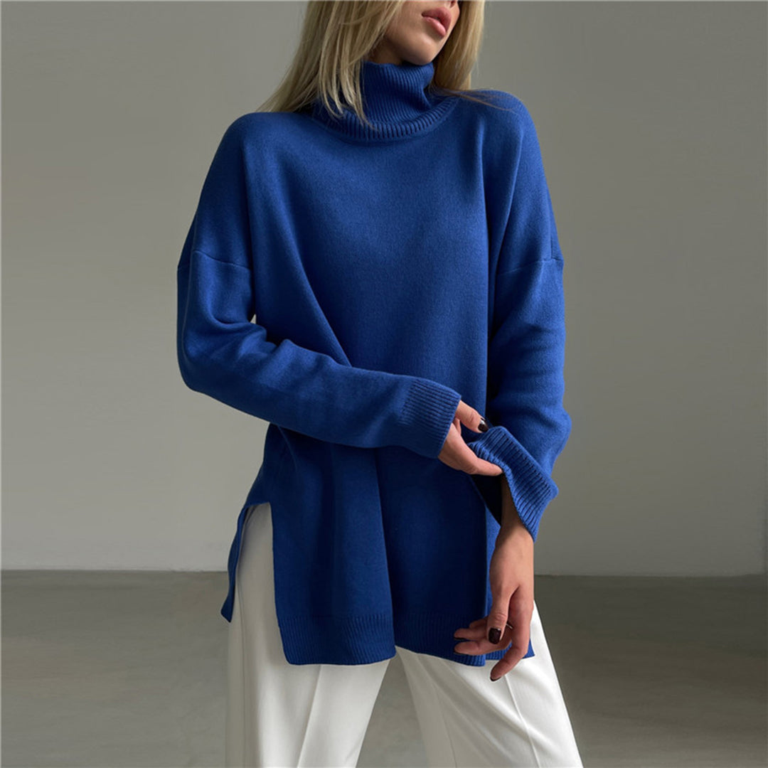 Jersey elegante de mujer, cuello alto, con abertura distintiva. Tendencia de temporada.