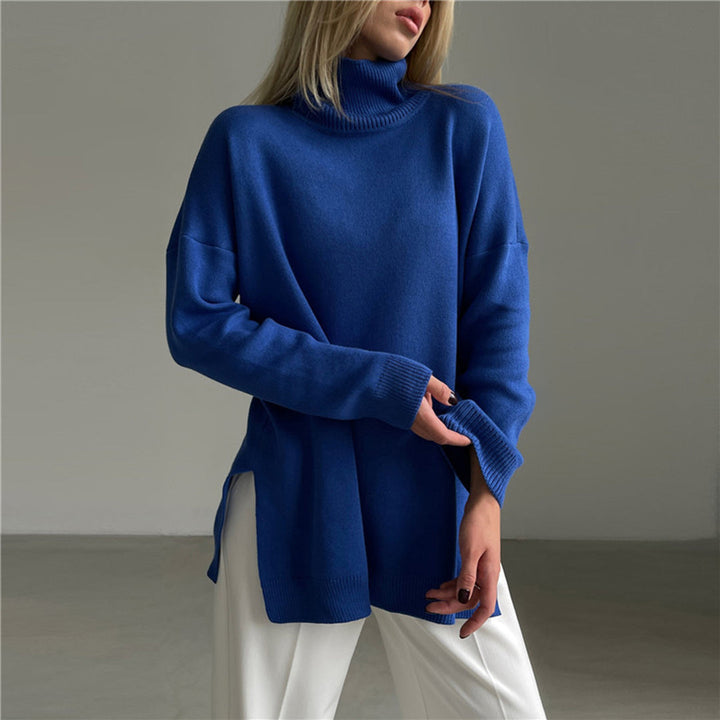 Jersey elegante de mujer, cuello alto, con abertura distintiva. Tendencia de temporada.