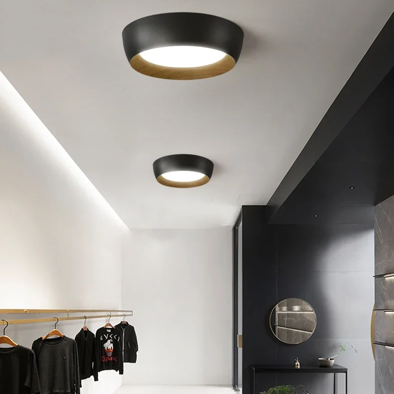 Lámpara de techo moderna con forma redonda y acabado de madera. Luz LED para decoración de hogar minimalista y acogedora.