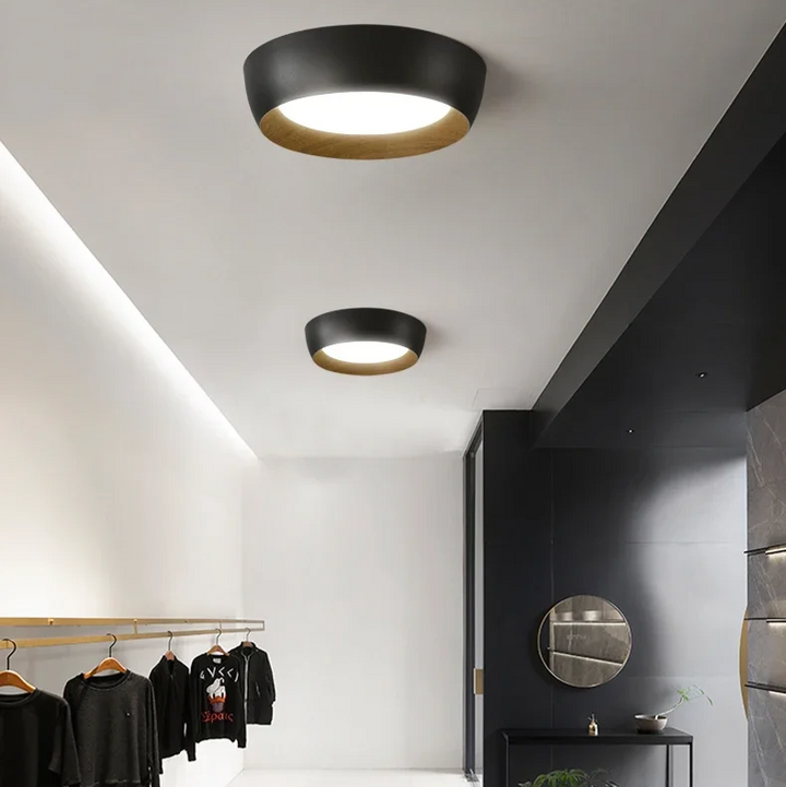 Lámpara de techo moderna con forma redonda y acabado de madera. Luz LED para decoración de hogar minimalista y acogedora.