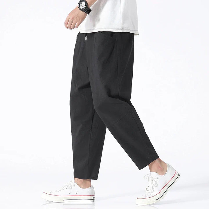 Pantalón de lino para hombre, tejido ligero y transpirable. Ofrece frescura y comodidad para días de verano y playa.