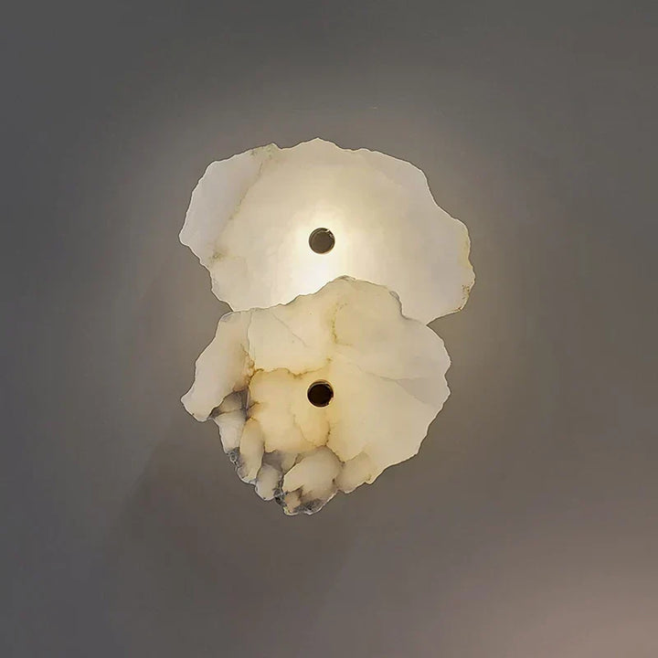 Diseño elegante: luminaria LED Aurora de mármol y cobre para decoración de hogar moderna.