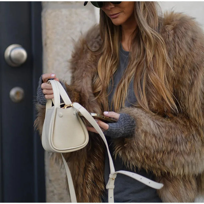 Chaqueta de felpa cálida para mujer, estilo invernal lujoso y cómodo.