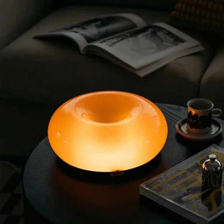 Versátil lámpara LED diseño donut, ideal como aplique de pared o lámpara de mesa, estilo Bauhaus.