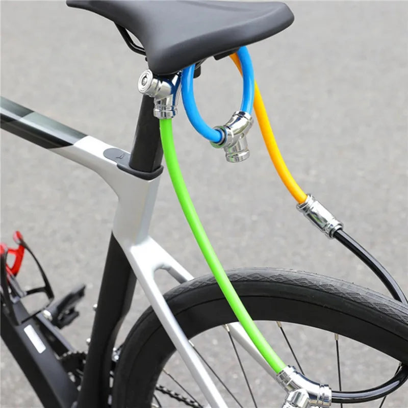Candado de acero antirrobo para bicicletas, scooters, patinetes; esencial para seguridad en transporte.
