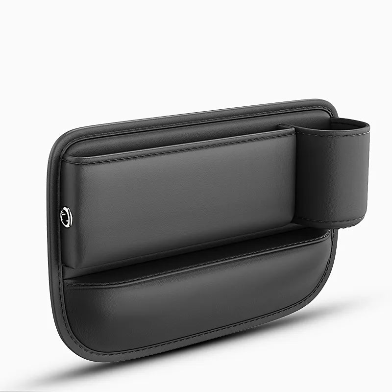 Organizador de asiento coche de cuero con bebidas y objetos personales, manteniendo el interior del auto ordenado.