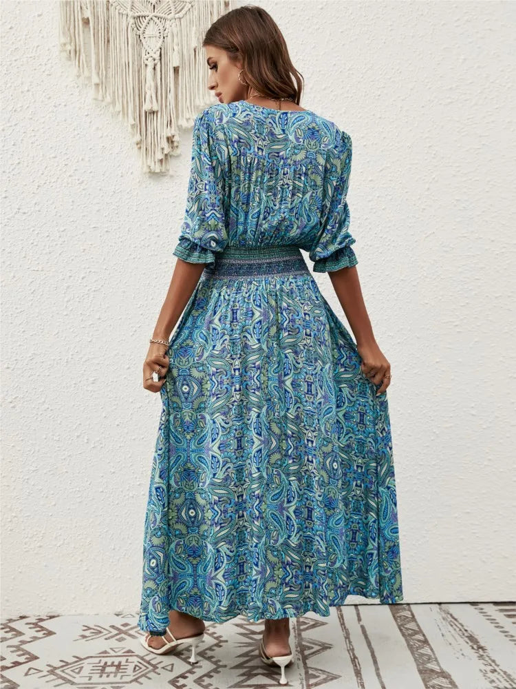 Vestido de verano CLARISA para mujer, diseño moderno con escote en V, ideal para un estilo casual y chic.
