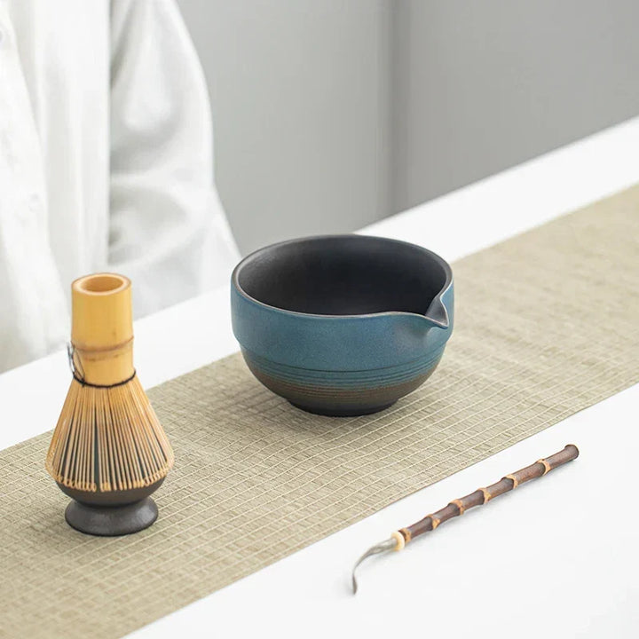Tazón de ceremonia matcha verde, cerámica hecha a mano, perfecto para batir té verde japonés.