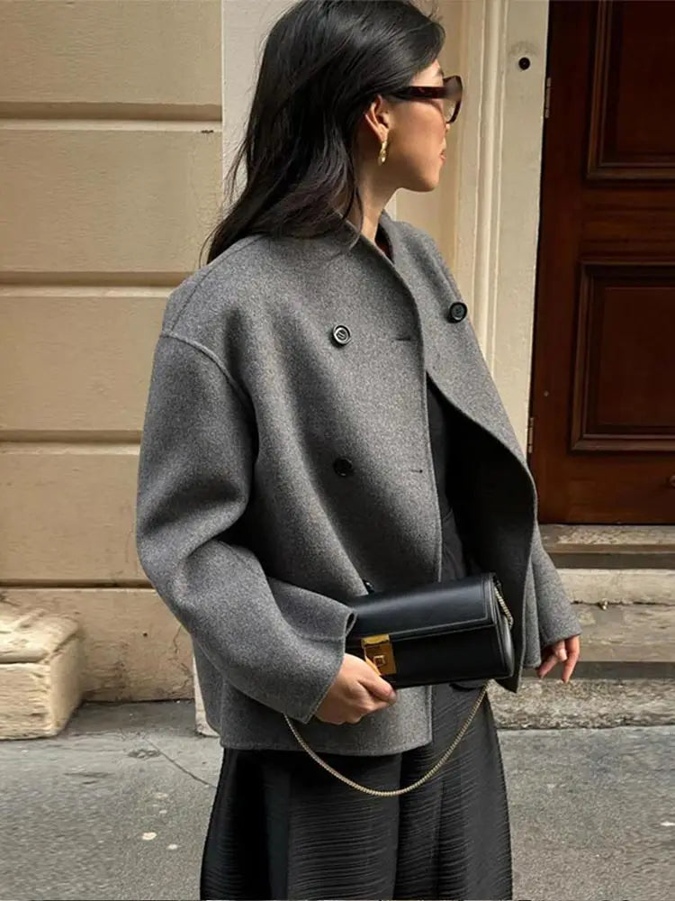 Cálida chaqueta de invierno oversize para mujer. Abrigo de doble botonadura, que aporta estilo y comodidad a la moda femenina.