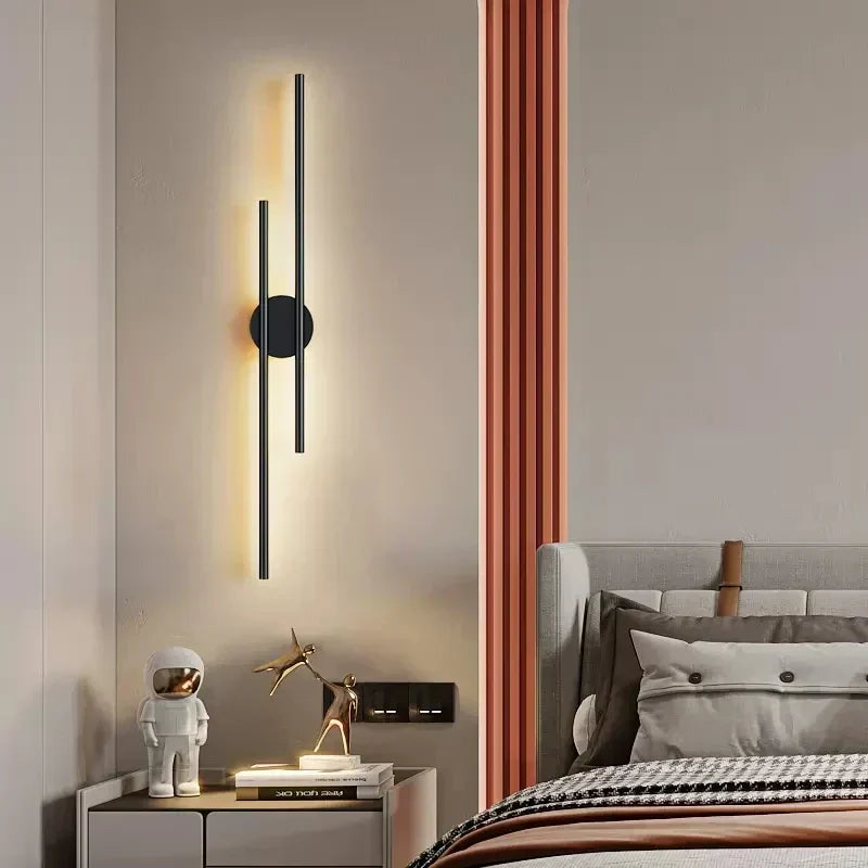 Lámpara LED de pared contemporánea con doble haz de luz, color negro y dorado. Ideal para crear ambientes.