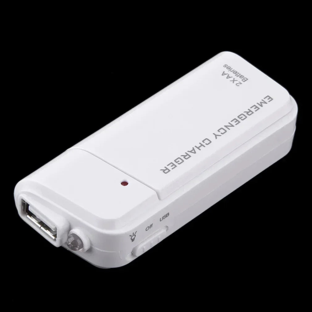 Cargador USB compacto y portátil para smartphone. Utiliza pilas AA para recargar tu móvil en cualquier lugar.