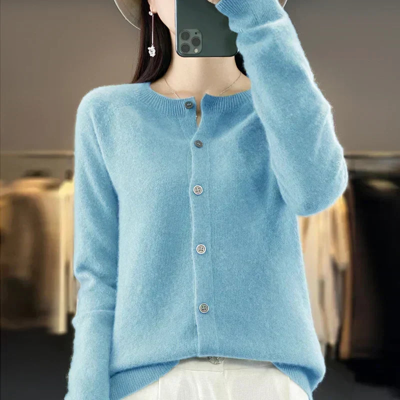 Cárdigan de cuello redondo holgado, perfecto para capas en otoño y abrigarse con estilo.
