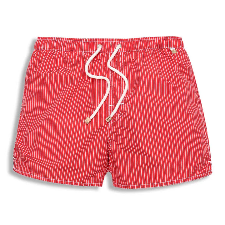 Moda masculina de playa: bañador a rayas, corto y moderno, para un look fresco en la piscina.