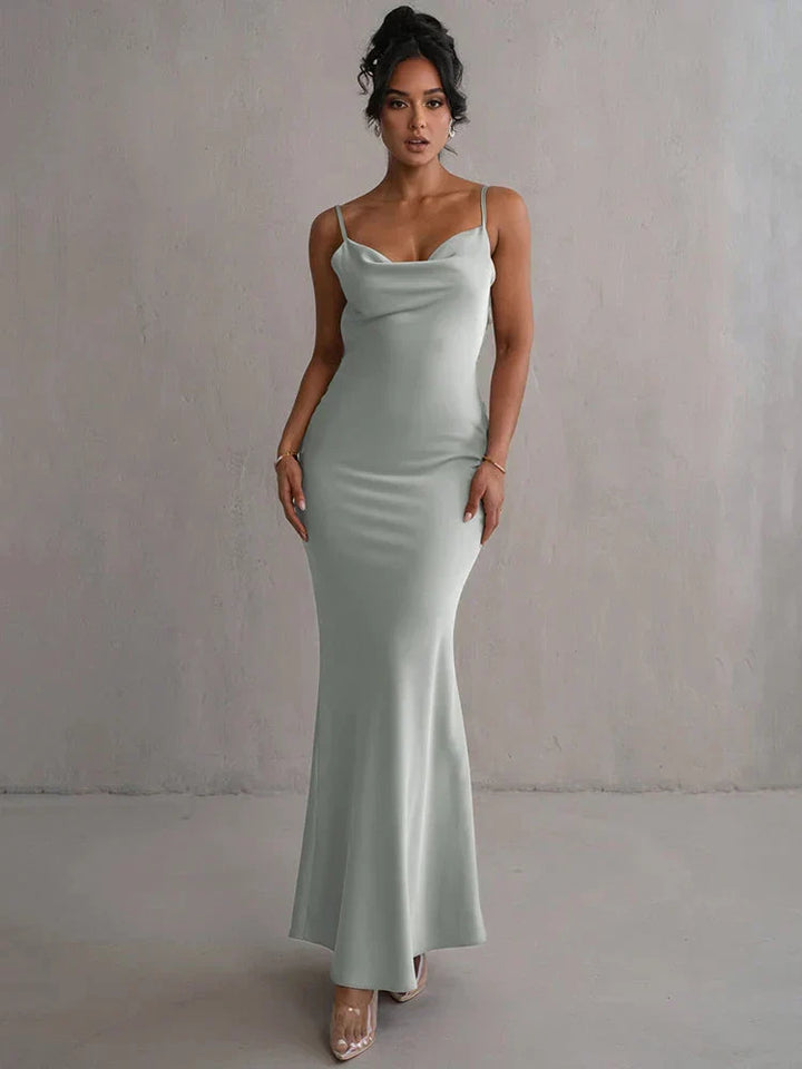 Elegante vestido maxi con cuello cascada, moda femenina para ocasiones especiales.