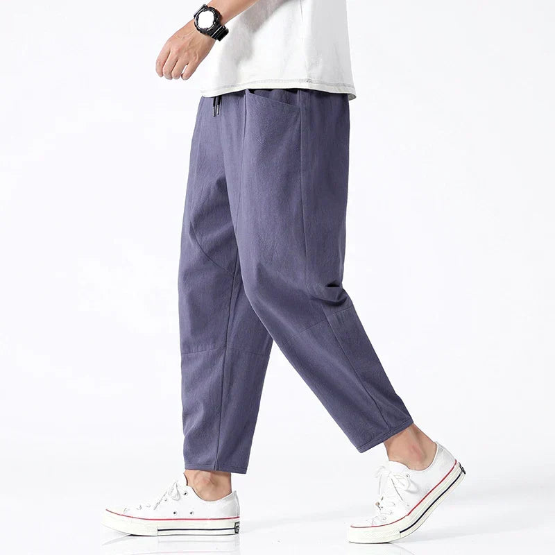 Pantalón de lino ligero para hombre en color beige. Ideal para verano, fresco y transpirable, perfecto para comodidad casual.
