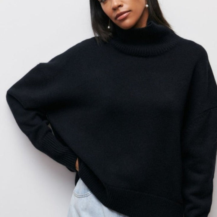 Mujer luciendo jersey de cuello cisne básico, ideal para un estilo elegante de otoño e invierno. Pullover versátil.