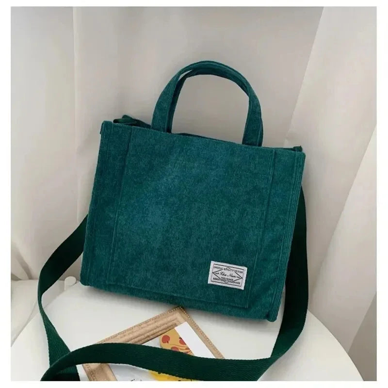 Bolso bandolera de mujer, estilo vintage, ideal para diario, un accesorio de moda femenino versátil.