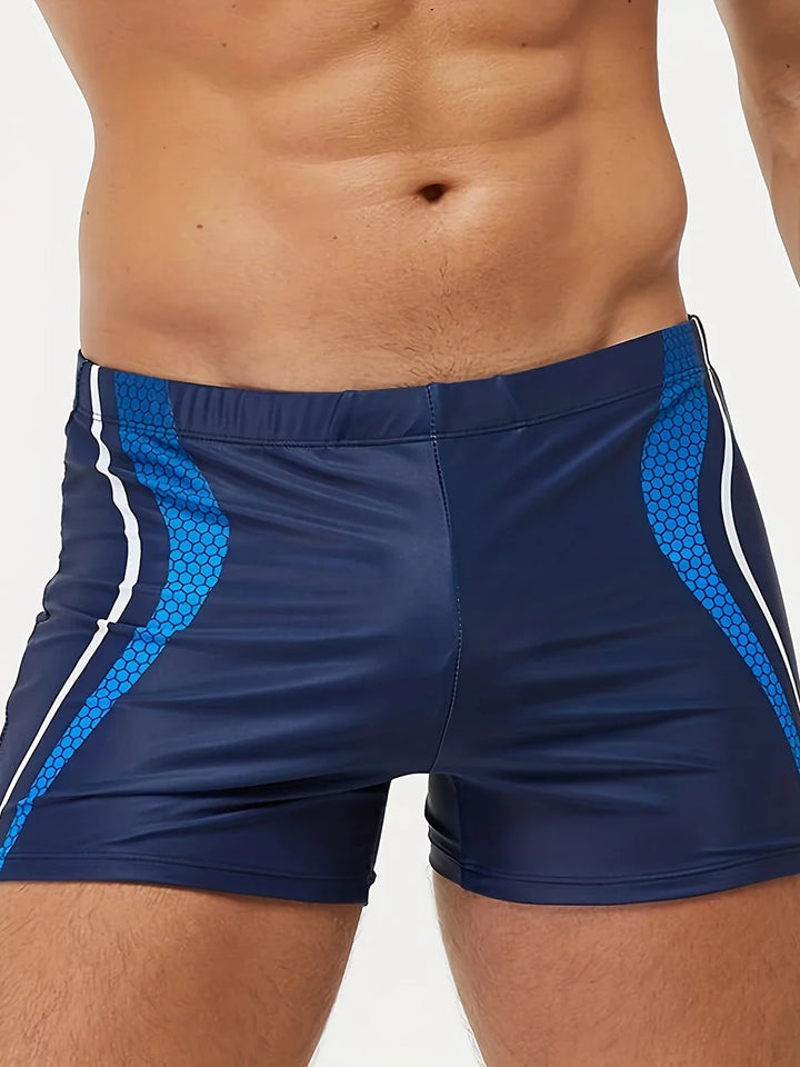 Bañador deportivo hombre, estampado geométrico. Traje de baño moderno para playa, piscina y ocio estival.