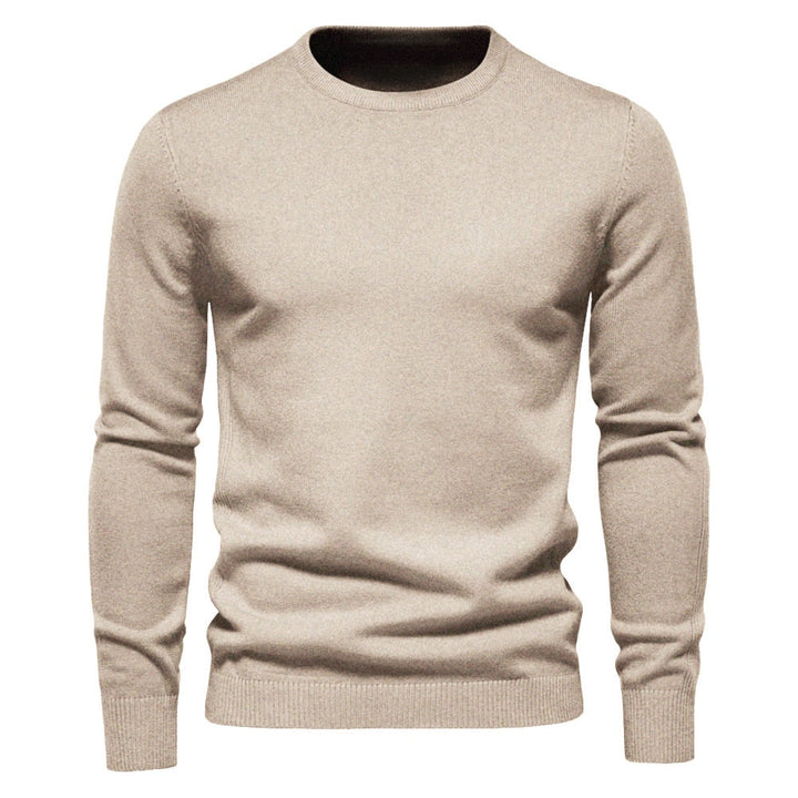 Hombre luciendo suéter entallado casual moderno. Confortable prenda versátil de manga larga para estilo masculino otoño-invierno.