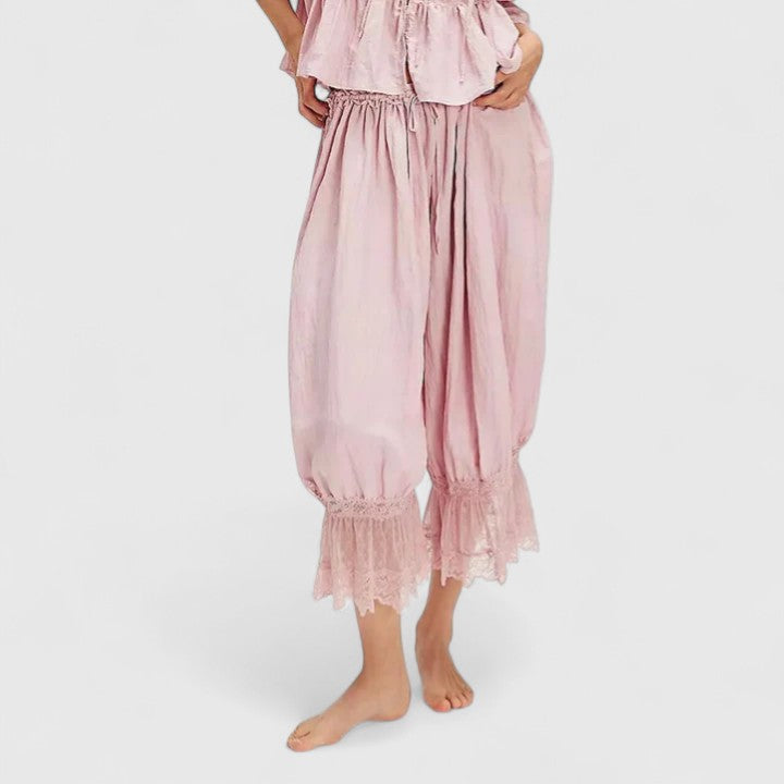 Pantalón de mujer estilo casual con diseño patchwork y detalles de encaje. Moda cómoda y versátil.