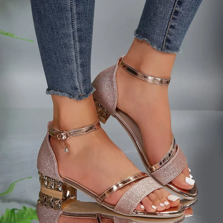 Primer plano de sandalias para mujer con diseño elegante y soporte ortopédico.