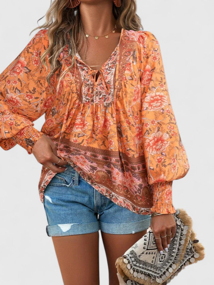 Blusa de mujer estilo bohemio floral con manga larga, ideal para un look casual de verano.
