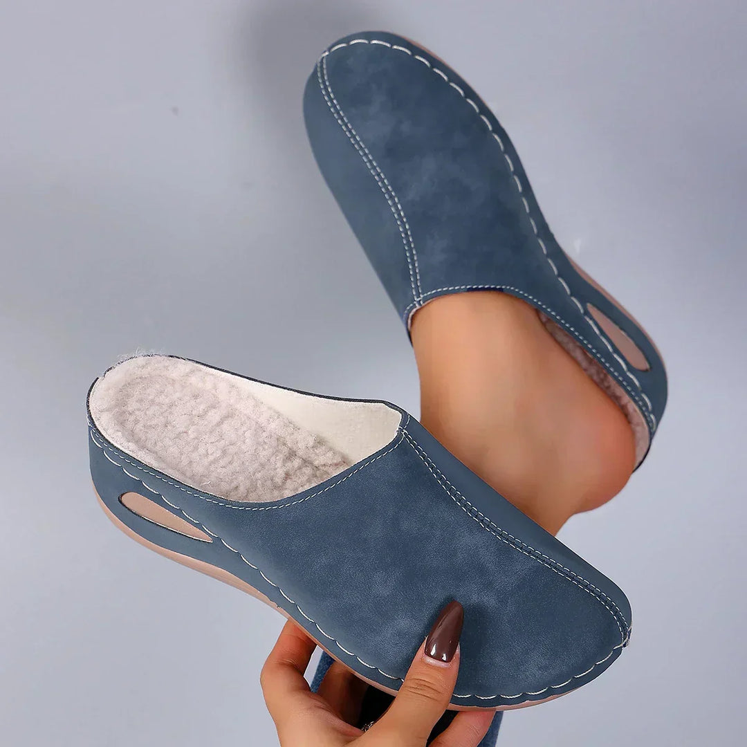Zapatillas ortopédicas de mujer, suaves y cómodas, con soporte ergonómico para el descanso en casa.