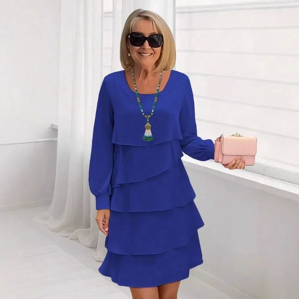 Vestido cómodo y elegante de mujer con volantes, silueta fluida, ideal para disfrutar el verano.