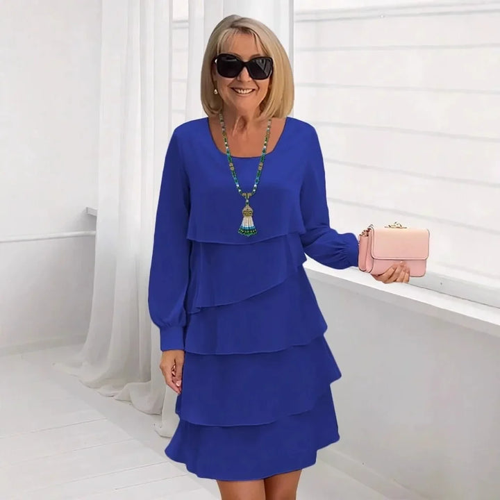 Vestido cómodo y elegante de mujer con volantes, silueta fluida, ideal para disfrutar el verano.