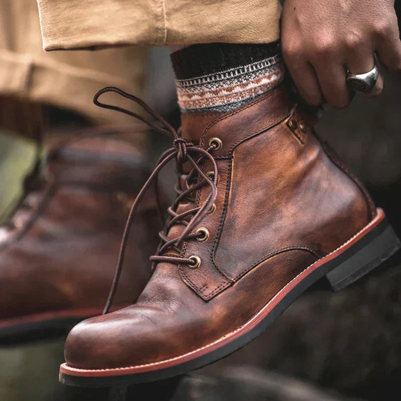 Calzado de moda para hombre: botas de cuero negro elegante con acabado brillante.