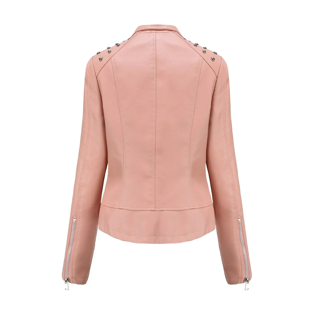 Modelo luciendo chaqueta ajustada de mujer, look moderno y chic para cualquier ocasión.