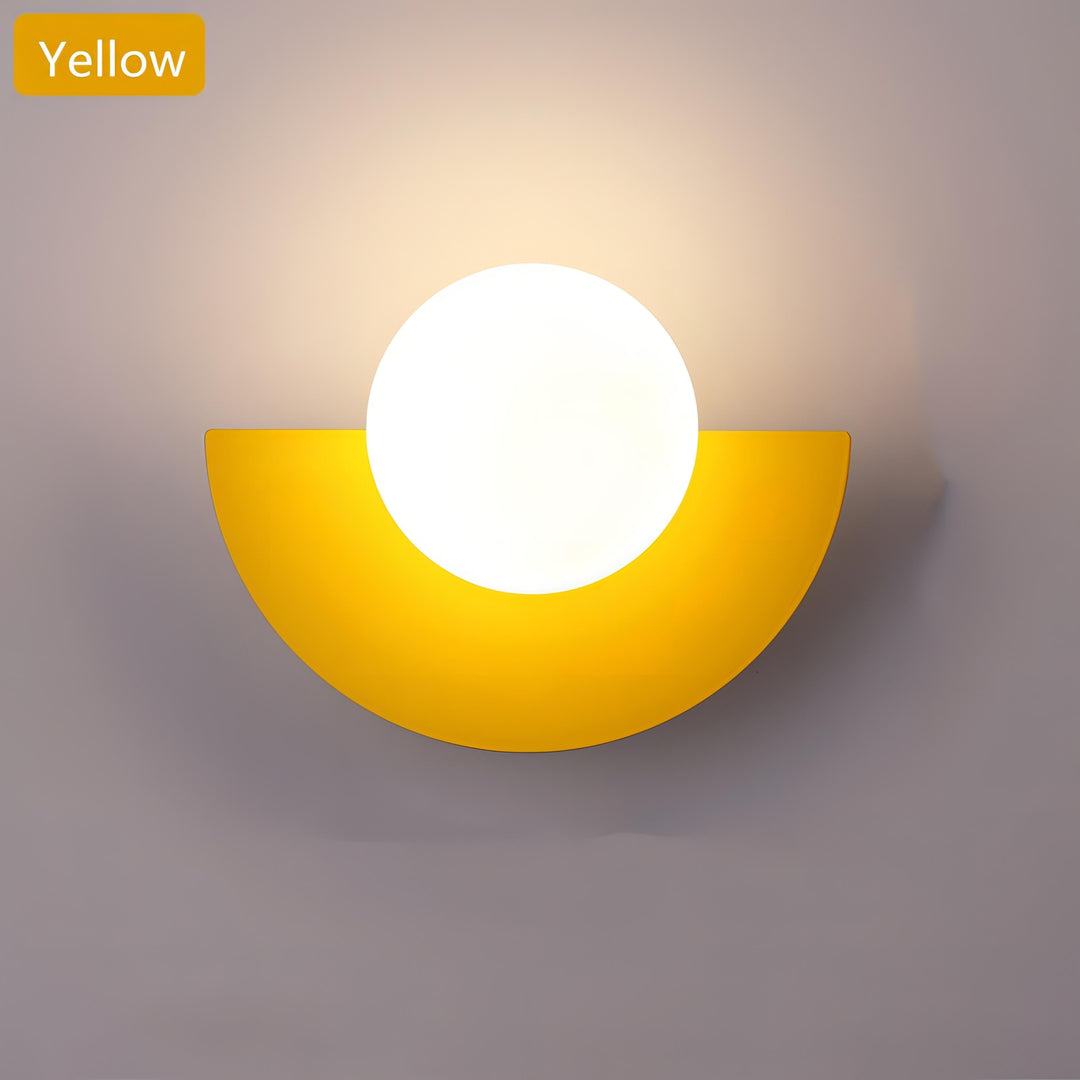 Aplique LED de pared semicircular, versátil para distintos estilos de decoración y ambientes.