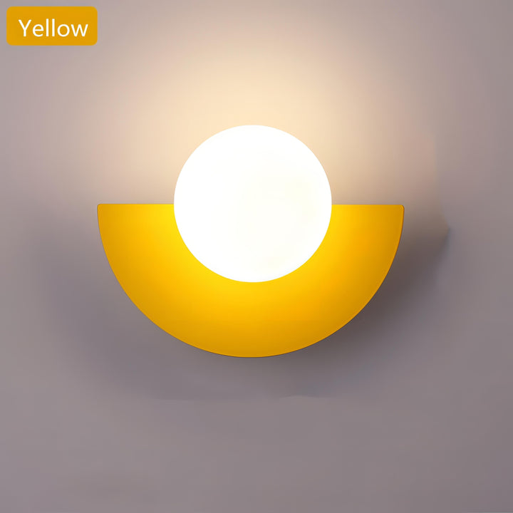 Aplique LED de pared semicircular, versátil para distintos estilos de decoración y ambientes.
