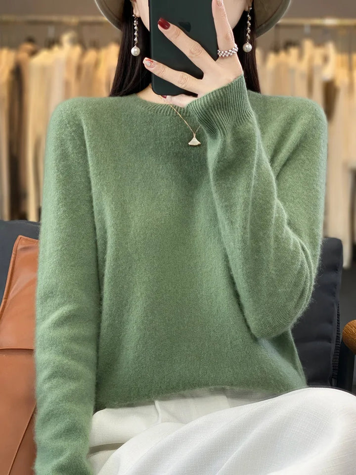 Jersey de cuello redondo, mujer, suave textura, ideal para días frescos de otoño.
