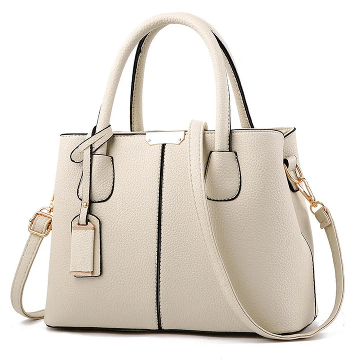 Bolso de hombro moderno para mujer en cuero sintético negro, con textura suave y diseño versátil.