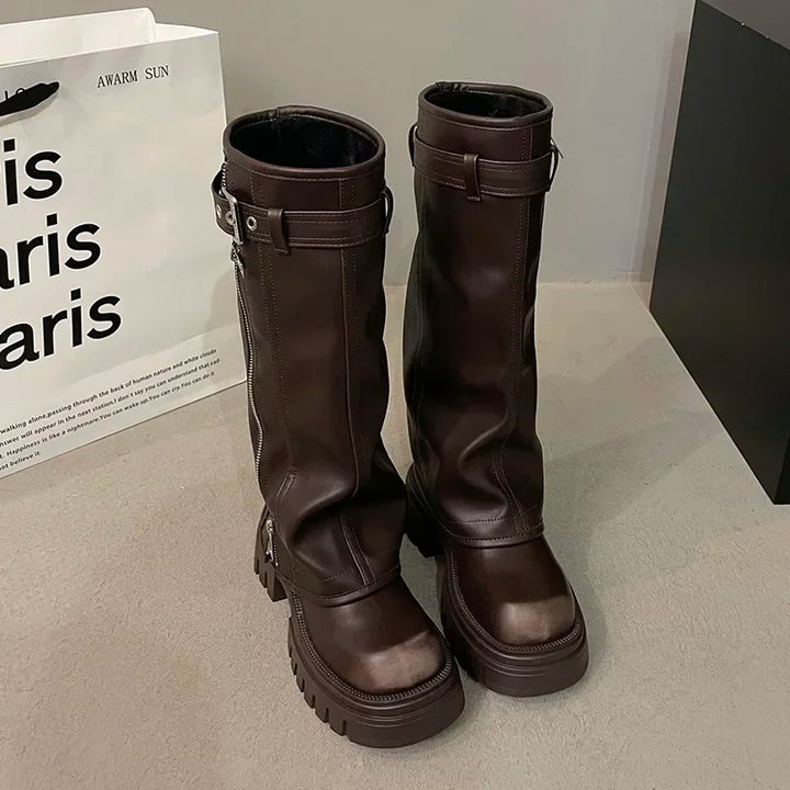 Mujer luciendo botas de tobillo elegantes y robustas, calzado de moda para invierno y otoño, confort y estilo.