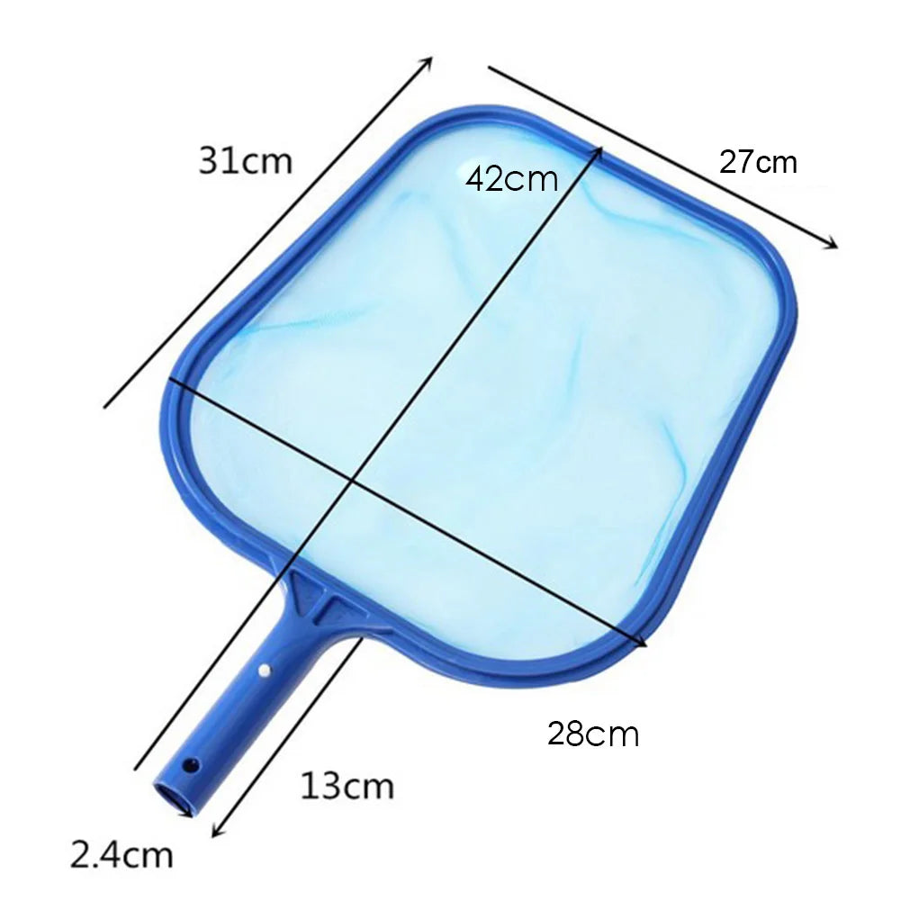 Desnatador de piscina y estanque con mango telescópico para una limpieza efectiva de hojas y suciedad.