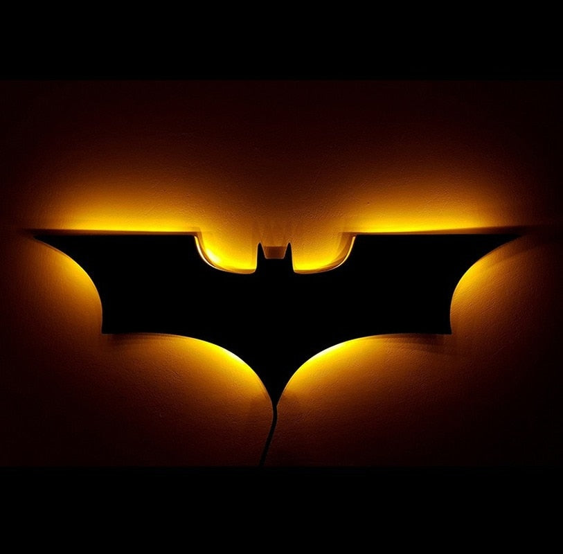 Aplique LED de pared con múltiples colores y control remoto, perfecto para iluminación y decoración interior.